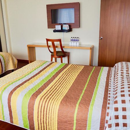 Hotel 6 De Diciembre Кито Екстериор снимка